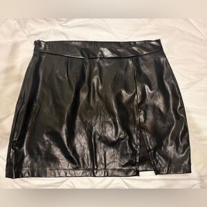 Hesperus Black Faux Leather Mini Skirt with side zipper & small vent on front,L